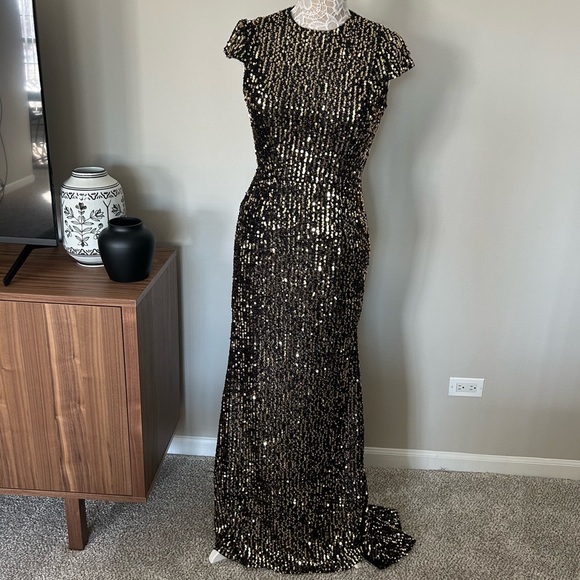 NWOT - MAC DUGGAL Metallic Cap-Sleeve Gown in Black Gold - Picture 16 of 16